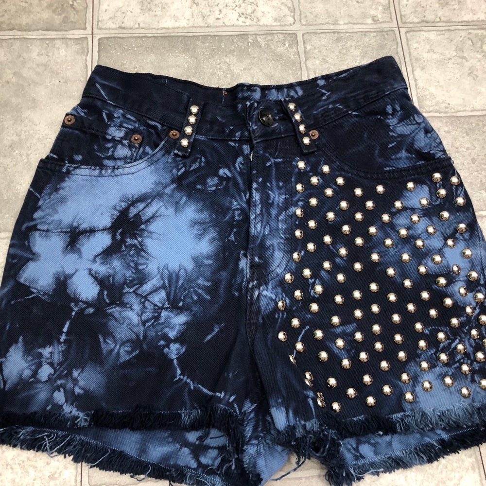 RILEY BLUE TIE DYE LEVIS 501 CUT OFF SHORTS